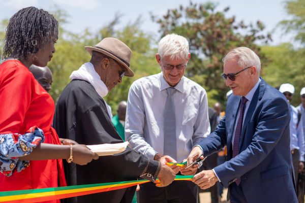 Photovoltaic Plant Inauguration Ceremony
Maire de Diama, M. Oumar Sow.
SCL General Director, M. Michael Laurent
German Ambassador, M. Sönke Siemo